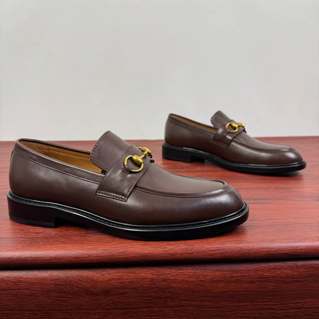 Batch 980 Gucci/Gucci new men's loafers with horsebit buckle! These classic loafers, embellished with a horsebit buckle, embody timeless elegance and pay homage to the brand's rich heritage. The carefully crafted leather sole and semi-circular toe inject new charm into the entire design. Iconic accessories and metal buckle finishes complement each other, classic loose fit, solid color leather highlights the simple and rustic temperament. Select high-quality leather. Pay attention to the details of the leather material. The texture is bright. The leather has excellent toughness. It is soft, comfortable and durable. The dyed calfskin lining has uniform and fine holes, soft and comfortable. The thickened leather outsole and the composite rubber bottom sheet at the heel are extremely comfortable, wear-resistant and non-slip. It is the first choice for light weight. It is versatile and luxurious, and comes with a full set of packaging! Size: 39-40-41-42-43-44 leather shoe size (38.45.46 can be customized) Item number: 812158 Coffee color